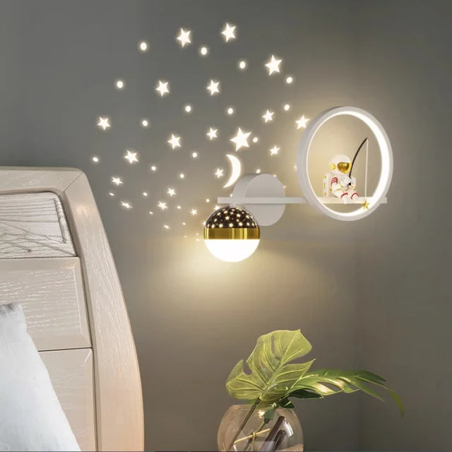 Moderne TinyGlow LED-Wandlampe für Kinderzimmer, dimmbar mit 3 Farben, als zauberhaftes Nachtlicht.