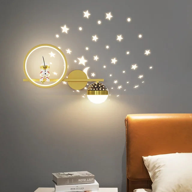 Moderne Innenleuchte TinyGlow für Kinderzimmer, Stern-Wandlampe zaubert magisches Licht, dimmbar.