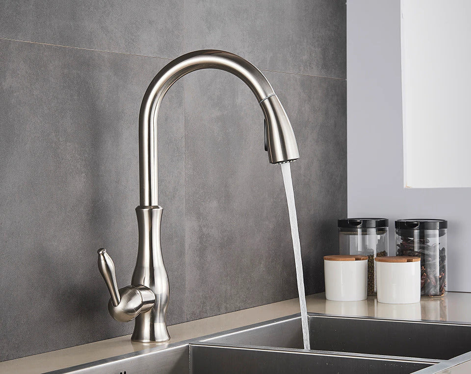 Moderne, versenkbare Küchenarmatur Anton in gebürstetem Nickel mit ausziehbarem Brausekopf für stilvolle Küchen.