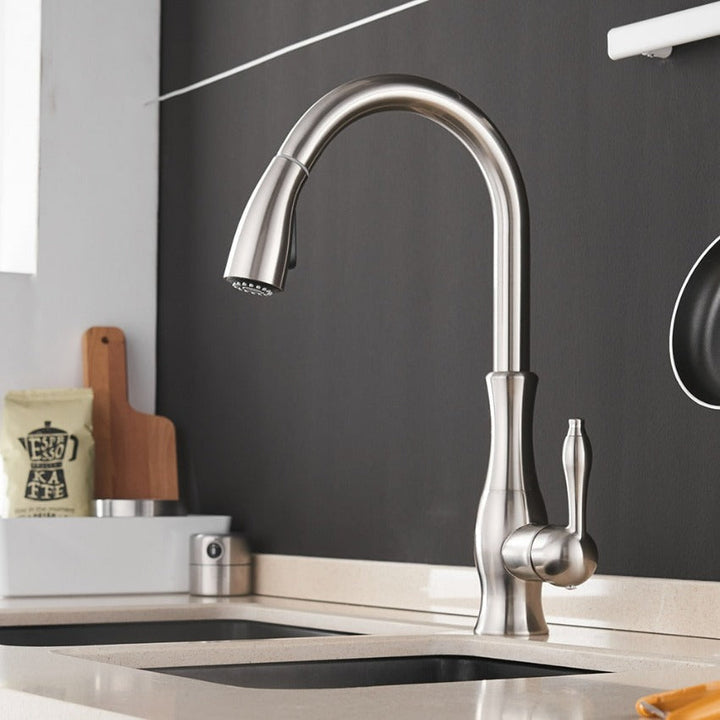 Luxuriöse goldene Küchenarmatur Anton mit ausziehbarem Brausekopf, perfekt für Spülbecken und Küchenrenovierung.