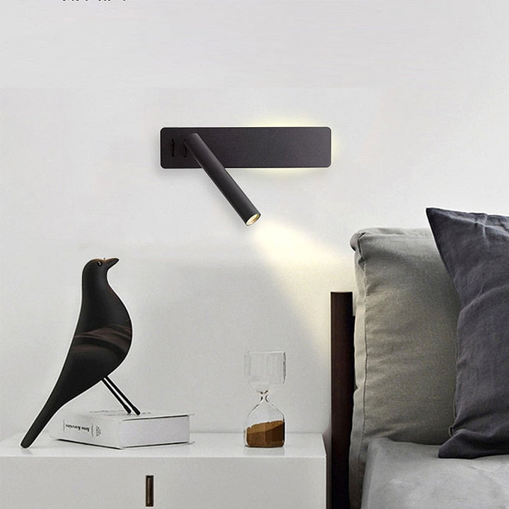 Schwenkbare LED-Leseleuchte mit warmem Licht als Schlafzimmerlampe und moderne Wandbeleuchtung.
