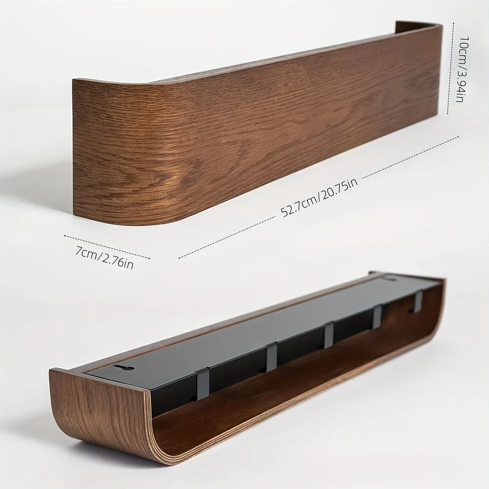 Detailansicht der Wandgarderobe mit innovativen, versteckten Haken für ordentliche Aufbewahrung.