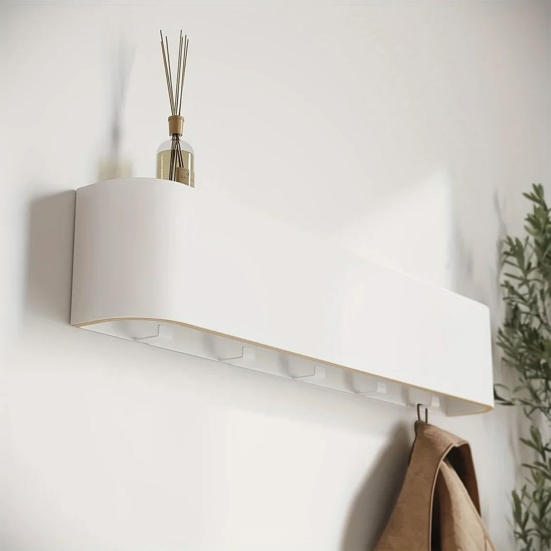 Elegante Wandgarderobe mit integriertem Regal im modernen Design, perfekt für den Eingangsbereich.