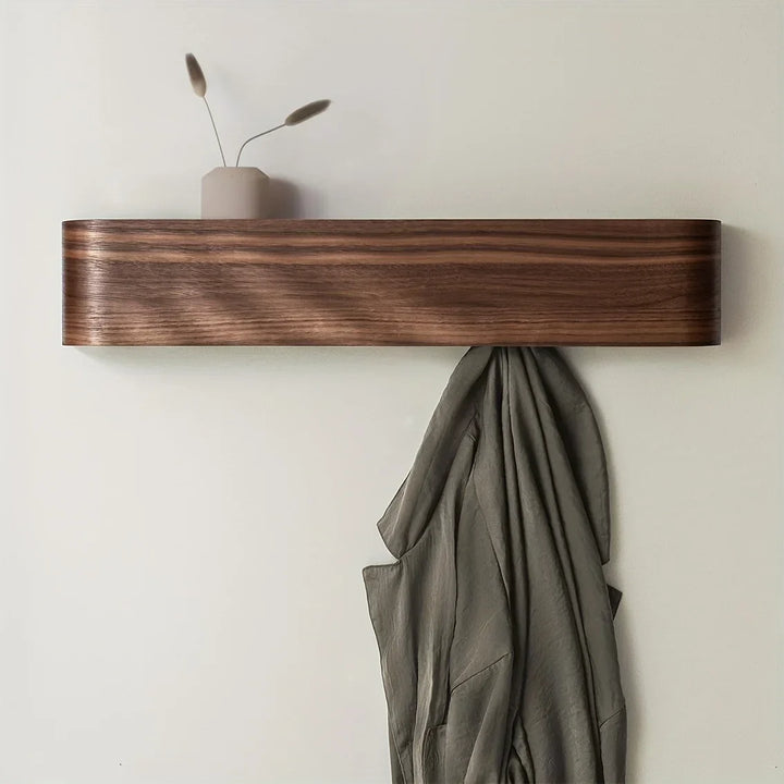 Hochwertige Wandgarderobe zur Wandmontage, kombiniert Regal mit Hakenleiste für maximale Funktionalität.