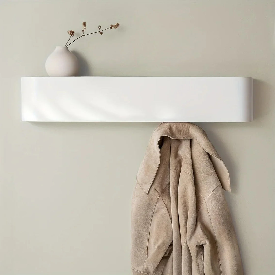 Designorientierte Wandgarderobe mit praktischem Regal und versteckten Haken für ein aufgeräumtes Zuhause.