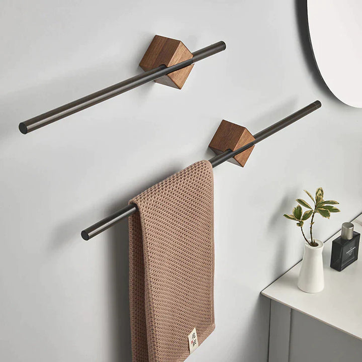 Eleganter Gold-Edelstahl Handtuchhalter, bohrfrei an der Wand zu befestigen, für ein luxuriöses Badezimmerambiente.
