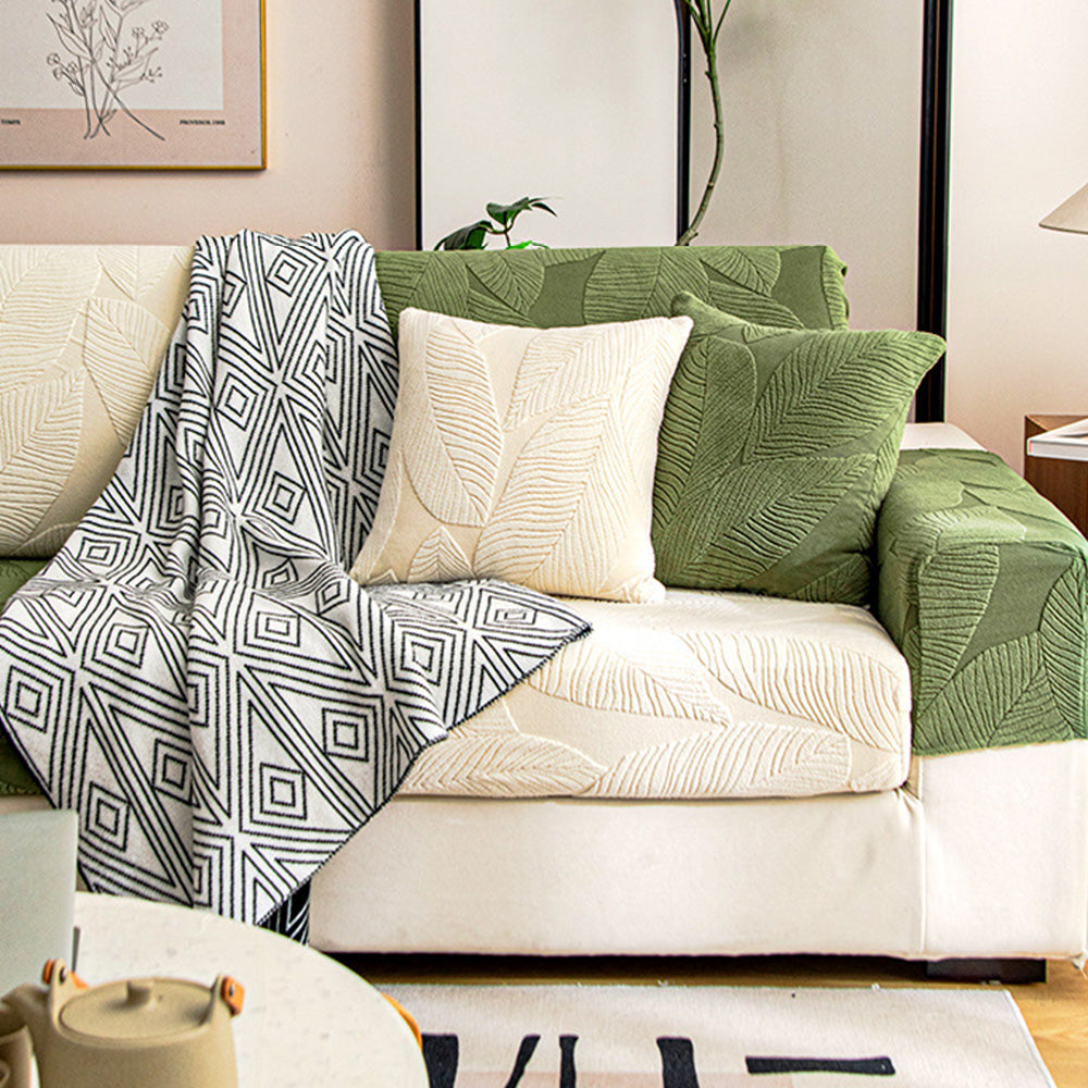 Jacquard Couchbezug mit Blättermuster. Wasserabweisend, kratzfest, dehnbar. Moderner Möbelschutz.