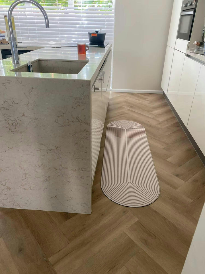 Eleganter Küchenteppich, rutschfest, hält den Küchenboden sauber und trocken. Modernes Home Decor.