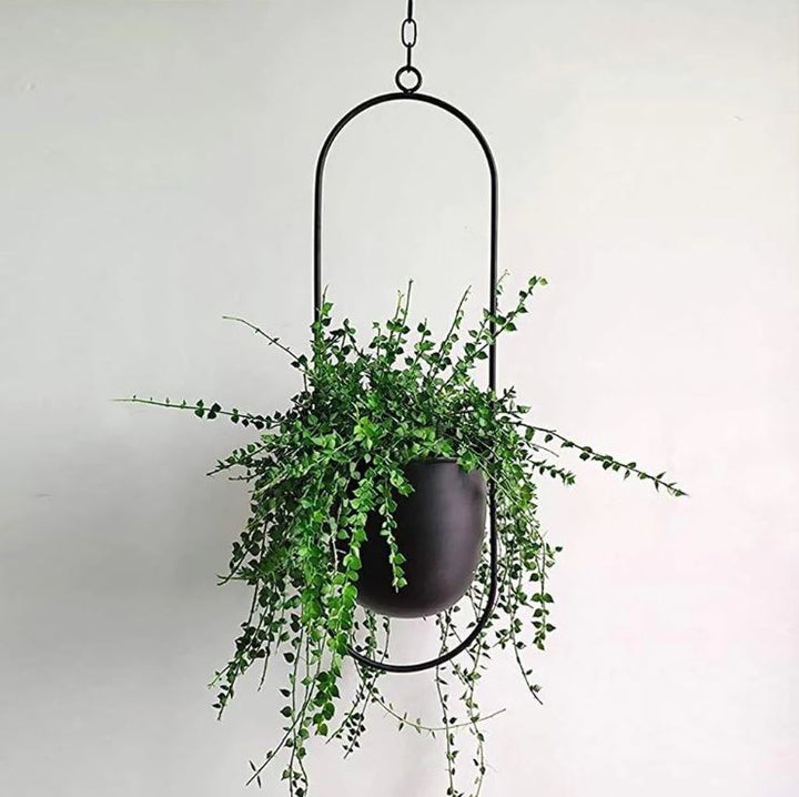 Vielseitiger LeafLuxe Pflanzenhänger aus Metall, passt als skandinavische Deko in Wohnzimmer, Garten oder Büro.