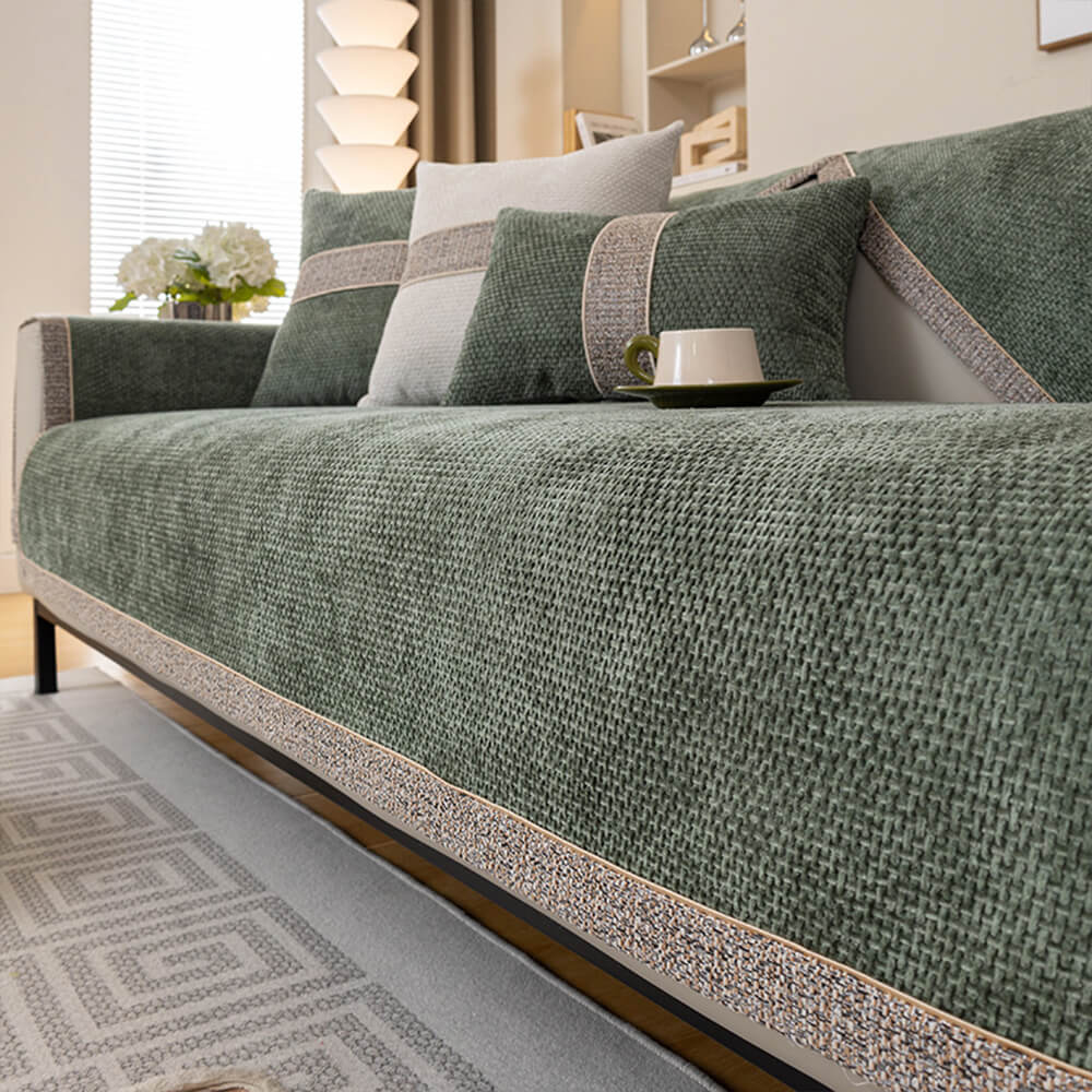 Moderner rutschfester Sofabezug in Grau schützt Ihre Couch und verleiht Ihrem Wohnzimmer Stil.