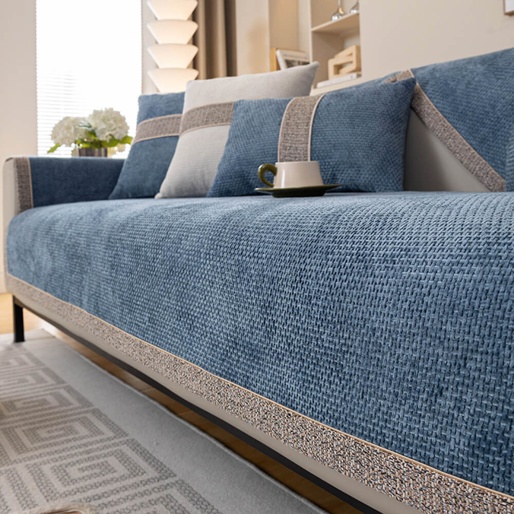 Rutschfester Sofabezug in Weiß & Grau, perfekt für modulare Sofas, als stilvoller Couchschutz.