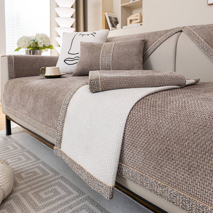Eleganter Couchschutz in Weiss, maschinenwaschbar, ideal für ein modernes Wohnzimmerambiente.
