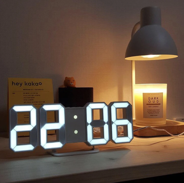 Modernes 3D LED Digitalwecker in Schwarz, zeigt Uhrzeit deutlich, perfekt für Schlafzimmer.