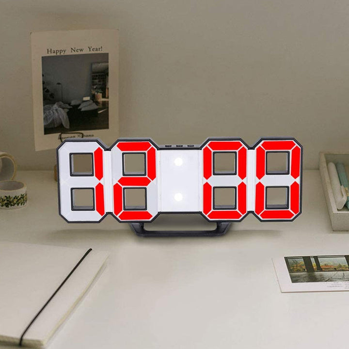 Dekorativer 3D LED Digitalwecker, beleuchtet und modern, ideal als Wohnaccessoire.