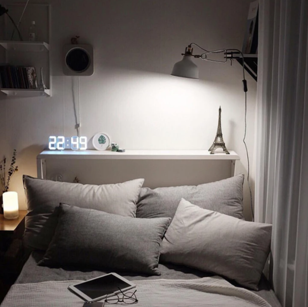Stylischer 3D LED Wecker mit großem weißen Display, ideal für minimalistisches Wohnen.