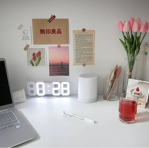 Batteriebetriebener 3D Digitalwecker mit weißen LED-Ziffern, perfekt für Schreibtisch oder Nachttisch.