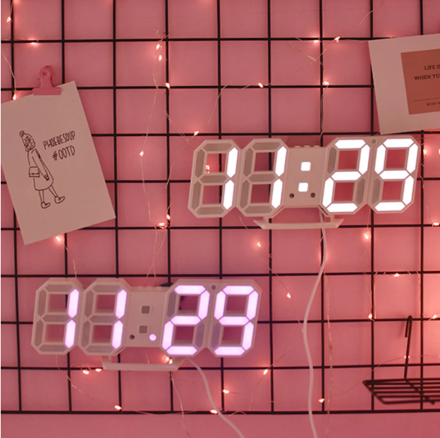 Elegante 3D LED Uhr in modernem Weiß, zeigt die Uhrzeit klar, als stilvolle Heimdekoration.