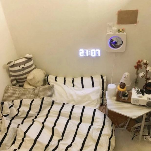 Minimalistischer 3D LED Wecker für Wohnzimmer oder Büro, mit hellen, gut sichtbaren Ziffern.