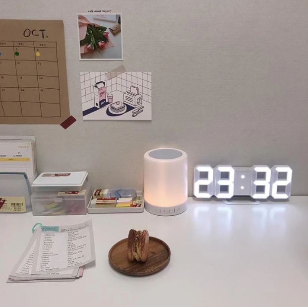 Schlanker 3D LED Wecker in modernem Design, passt perfekt zu jeder Inneneinrichtung im Büro.