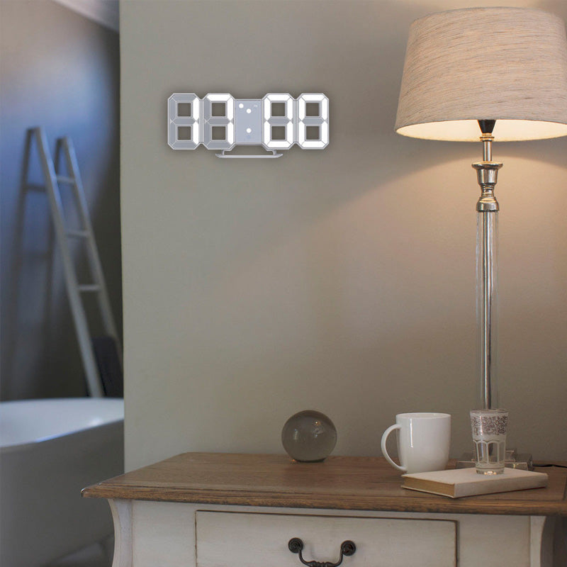 Klarer 3D LED Digitalwecker auf einem Holzregal, integriert sich harmonisch in jedes Zuhause.