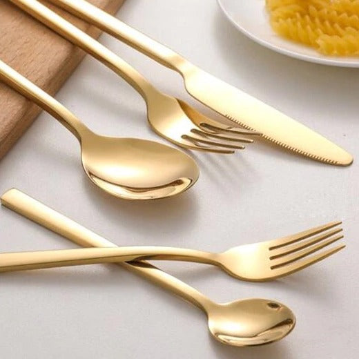 Modernes LumiDine Besteckset für 6 Personen, elegant und glänzend, ideal für jeden Küchentisch.
