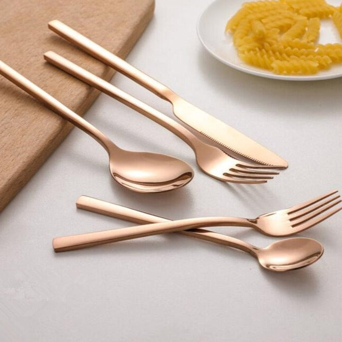 LumiDine Tafelservice: glänzendes, modernes Essbesteck auf einem elegant gedeckten Tisch, bereit für Gäste.