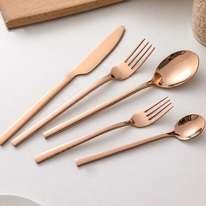 Exklusives LumiDine Geschirr-Design: modernes Besteck für stilvolle Tischkultur, elegant und zeitlos.