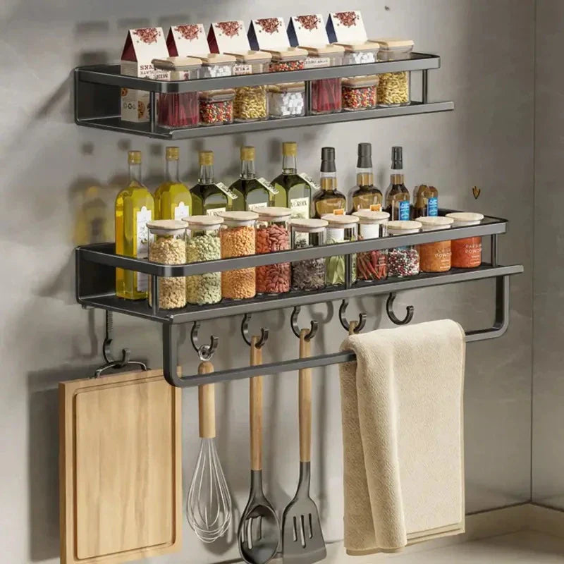 Schwarzes Metallregal für die Küche, modernes Design, schafft Ordnung & zusätzlichen Stauraum.