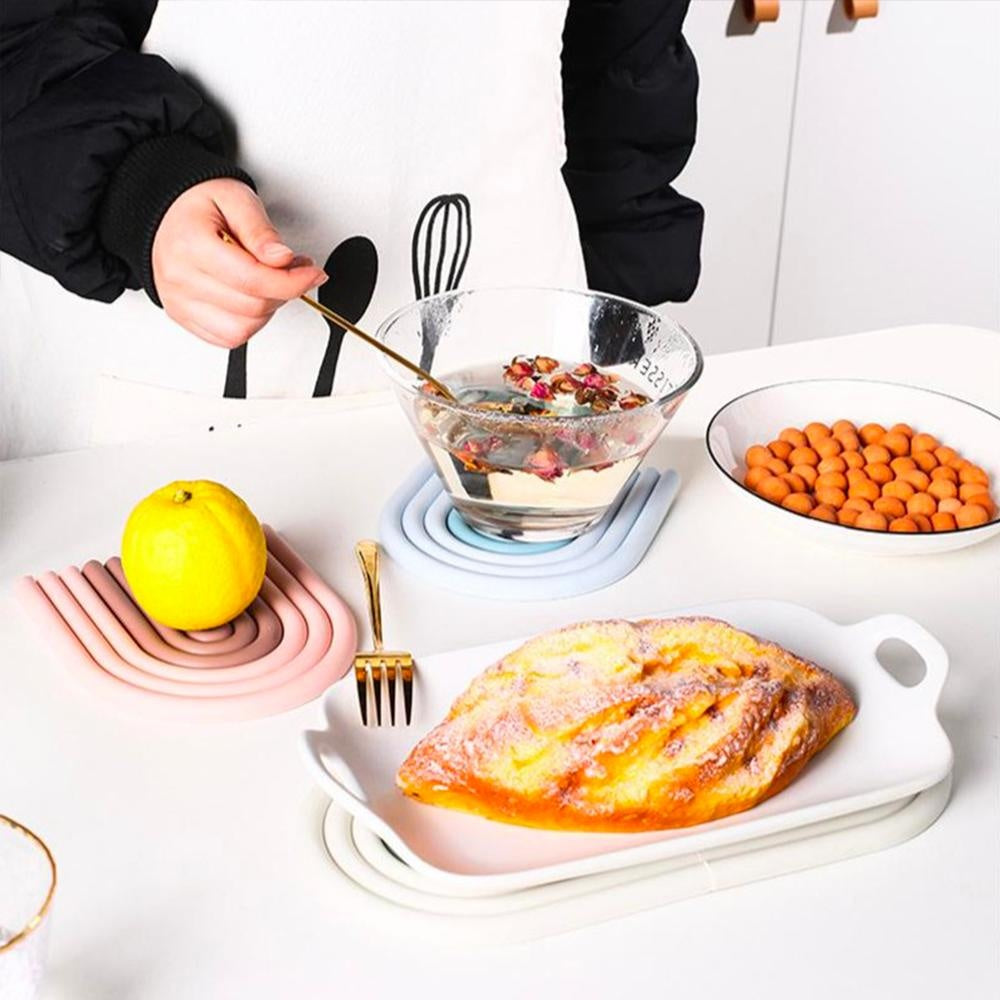 Stylische Silikon-Untersetzer als Wohnaccessoire auf dem Esstisch. Schützen & dekorieren Sie.