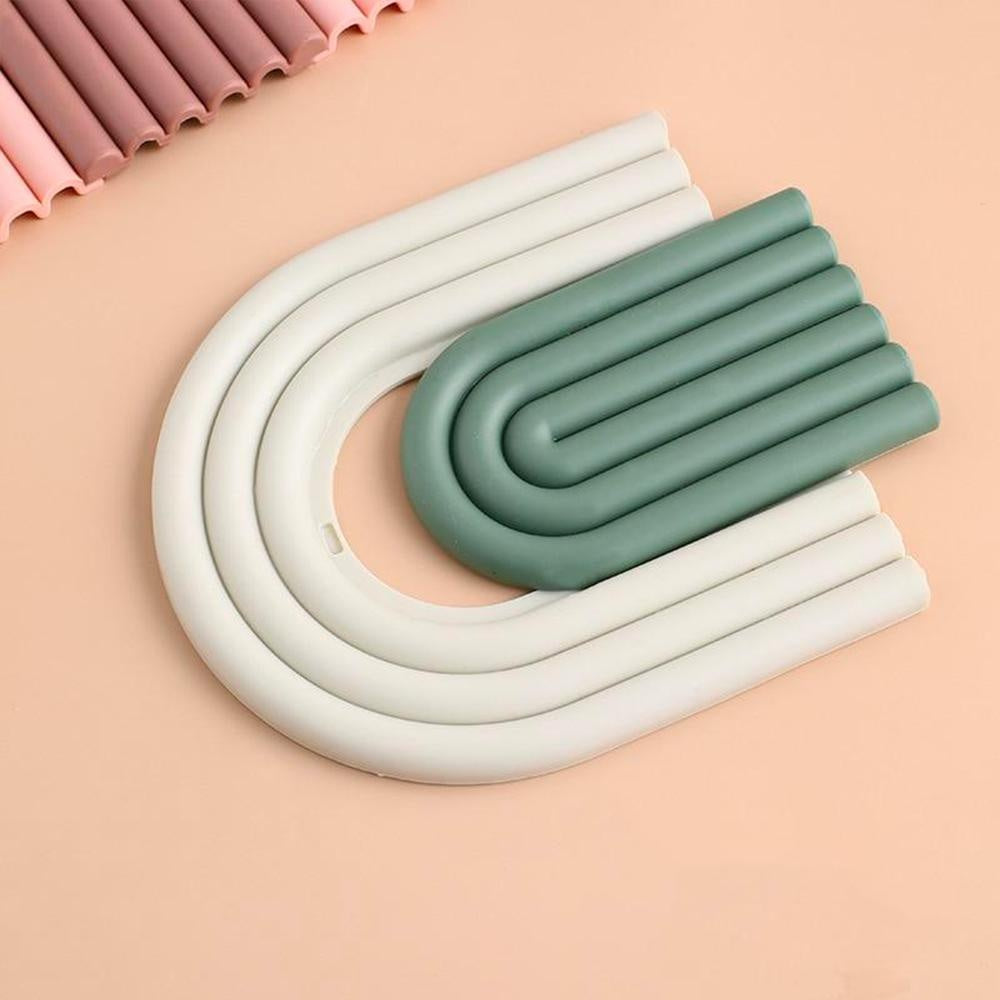 Farbige, modulare Silikon-Untersetzer für modernen Esstisch. Stilvoller Tischschutz & Wohnaccessoire.