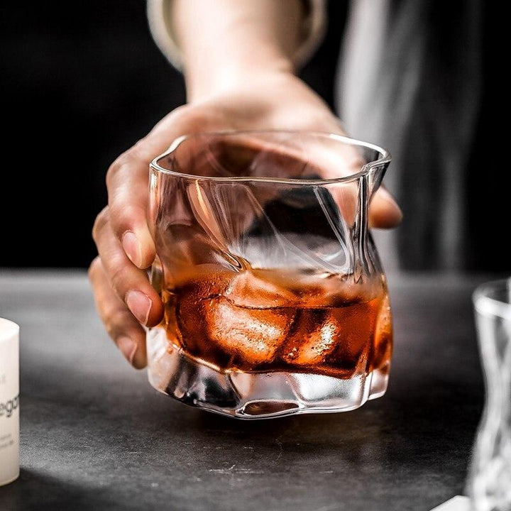 Designglas-Set (2er) für Whisky, modernes Trinkglas mit einzigartiger Form. Perfektes Barzubehör für Spirituosen.