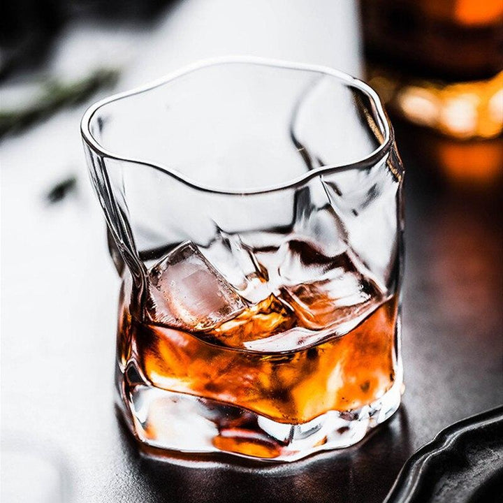 Detailansicht eines modernen Whiskyglases mit einzigartigem Bodendesign. Hochwertiges Trinkglas für Spirituosen.