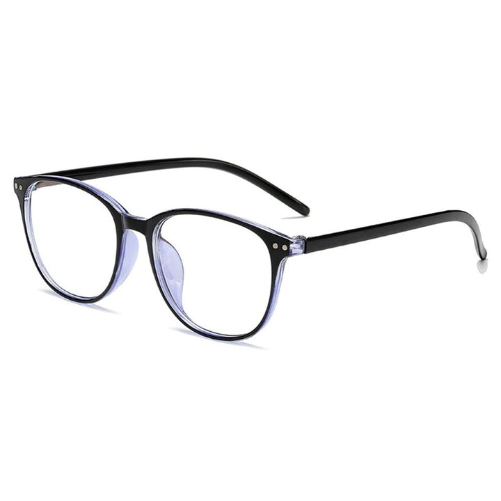 Stilvolle Hornbrille mit Blaulichtschutz, perfekt für lange Bildschirmarbeit.