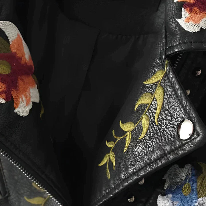 Leichte Damen Blumenjacke, ideal für Frühling & Sommer. Stylische Freizeitjacke mit floralem Muster.