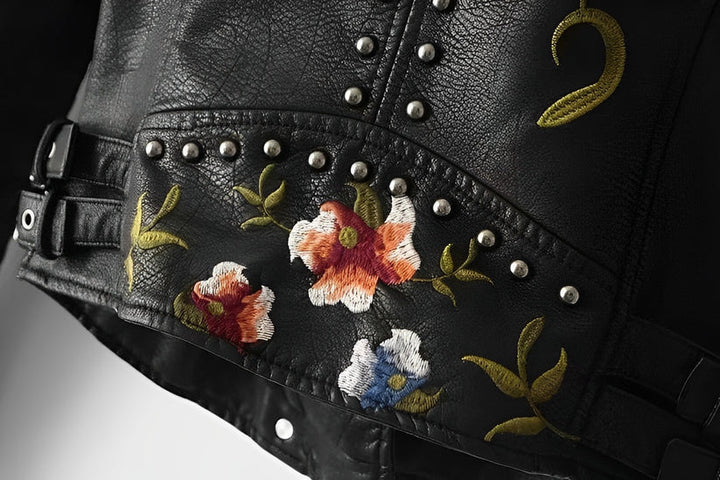 Vielseitige Damenjacke mit Blumenmuster, perfekt für stylische Alltagskombinationen. Langarm-Design.