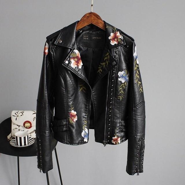 Elegante Damen Blumenjacke für stylische Outfits. Langarm-Freizeitjacke mit frischem floralen Design.