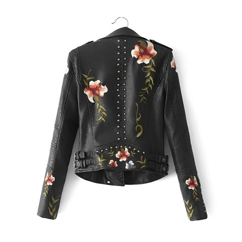 Damen Blumenjacke im Alltag getragen. Stilvolle langarm Freizeitjacke für Frühling, Sommer & Herbst.