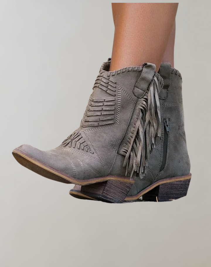 Modische Damen Fransenstiefel 'Selena' in Braun. Elegante Stiefeletten für Herbst & Winter, bequem & stilvoll.