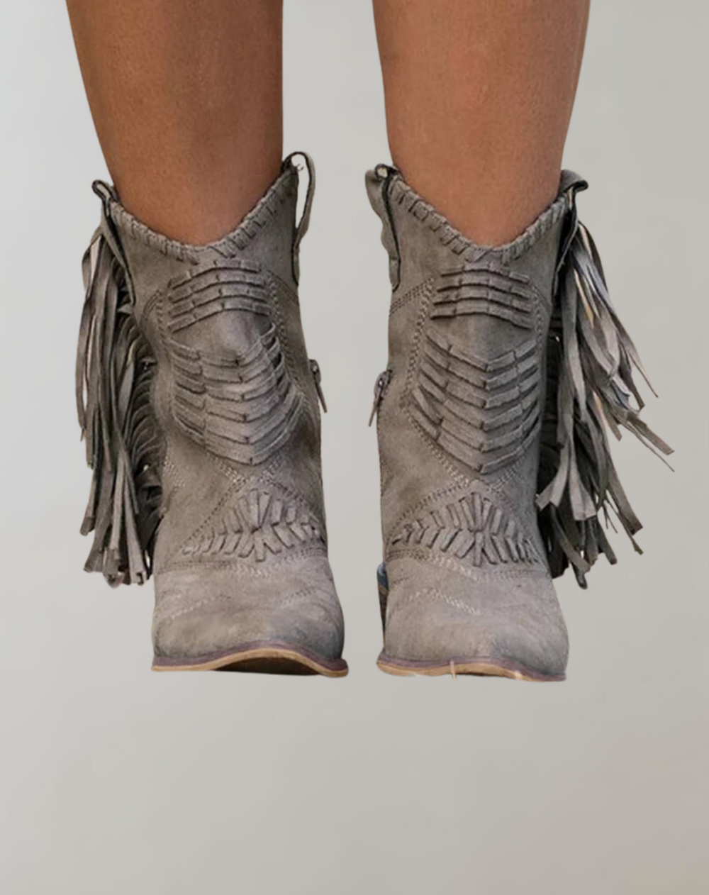 Elegante Damen Stiefel mit Fransen für den Boho-Stil. Bequeme Stiefeletten, ideal für Freizeit & Herbstmode.