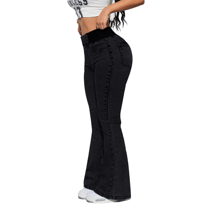 Moderne Damenjeans, High-Waist Flare Stil, dehnbar & komfortabel, in hellblauem Denim.