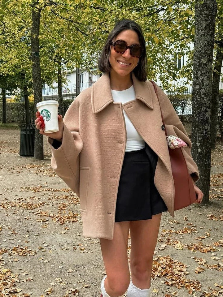 Modische Damen-Oversized-Jacke 'Amara' in Khaki, ideal als stilvolle Übergangsjacke für Frühling und Herbst.