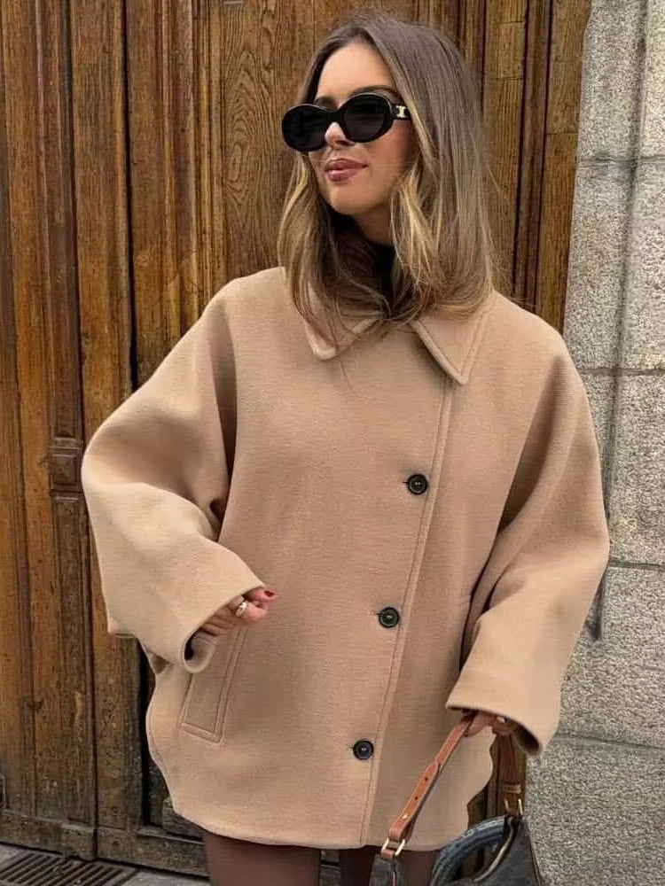 Elegante schwarze Oversized-Damenjacke 'Amara'. Vielseitige Casual Jacke für einen modischen Look.