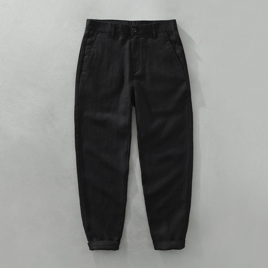 Detailansicht der leichten Herren Chino, ideal als Urlaubshose; komfortabel & klassisch im Design.