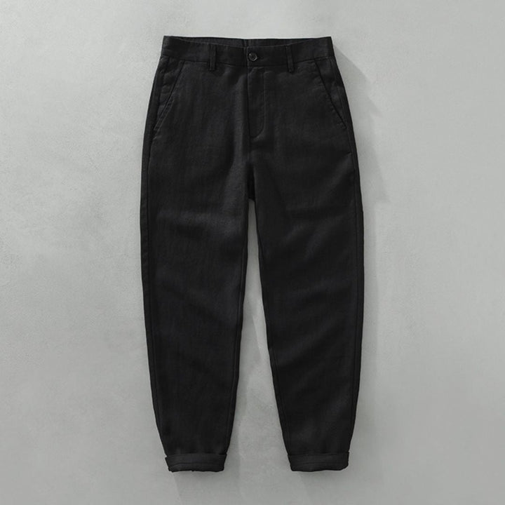 Detailansicht der leichten Herren Chino, ideal als Urlaubshose; komfortabel & klassisch im Design.