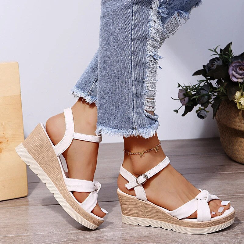 Bequeme Plateau Sandalen für Damen, orthopädisch mit verstellbaren Riemen, ideal für Freizeit.