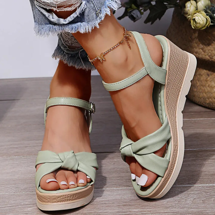 Orthopädische Damen Komfort Sandalen in Seitenansicht, modisch und verstellbar, ideal für täglichen Gebrauch.