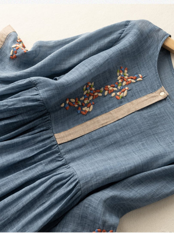 Model präsentiert modisches Damen Ethno-Kleid mit Stickerei. Fließendes Sommerkleid für Freizeit und Urlaub.