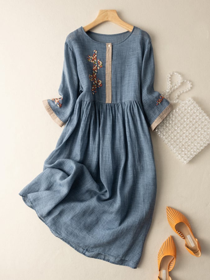 Rückenansicht des ausgestellten Damenkleides im Ethno-Stil. Besticktes Sommerkleid für modische Looks.