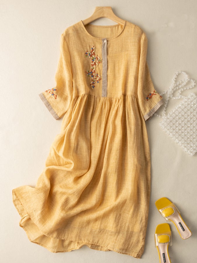Nahaufnahme des leichten Stoffes am bestickten Damen Ethno-Kleid. Luftiges Sommerkleid im Boho-Stil.