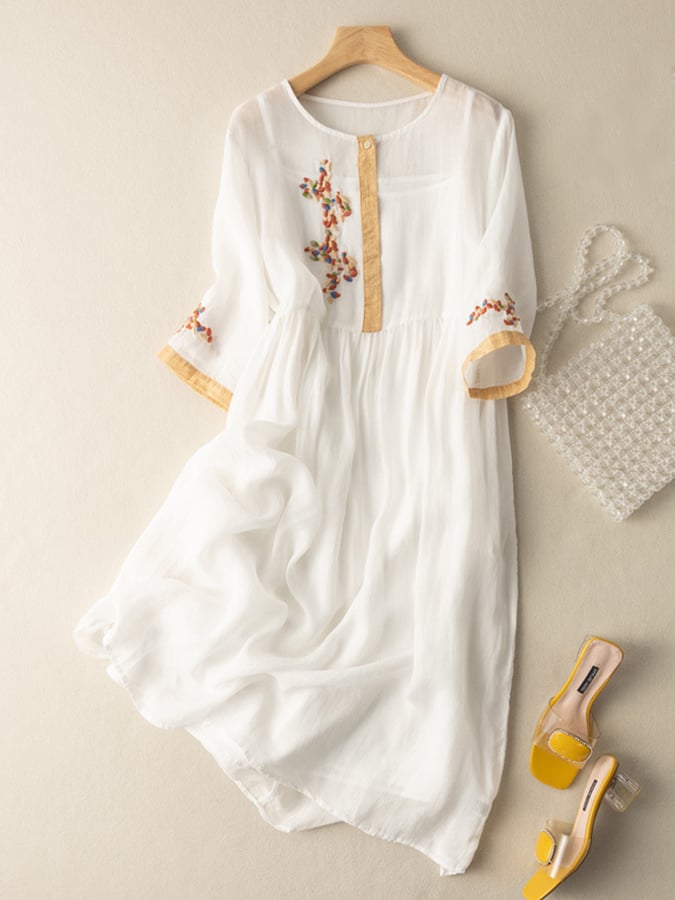 Modisches Damen Urlaubskleid im Ethno-Stil. Besticktes Sommerkleid perfekt für entspannte Tage.